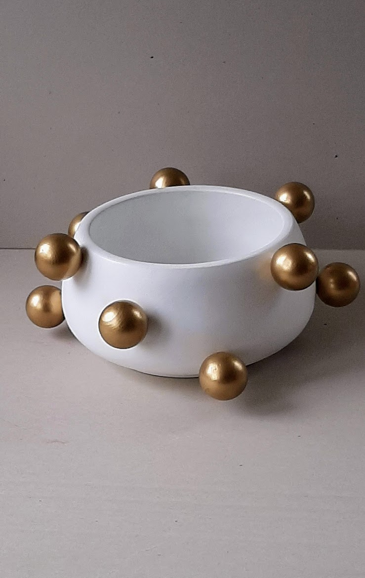 Witte houten (design) schaal met gouden ballen. WerkvanderWerf