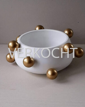 Witte houten (design) schaal met gouden ballen.