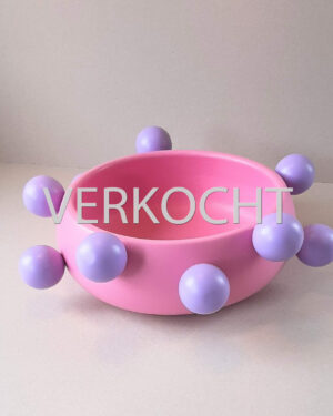 Roze houten schaal met lila ballen
