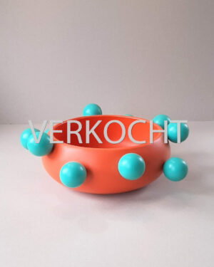 Oranje houten schaal met groene ballen