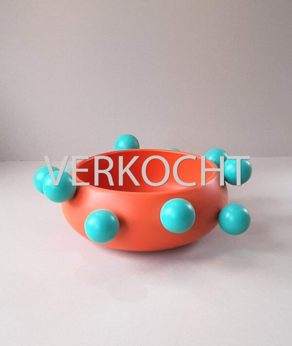 Oranje houten schaal met groene ballen